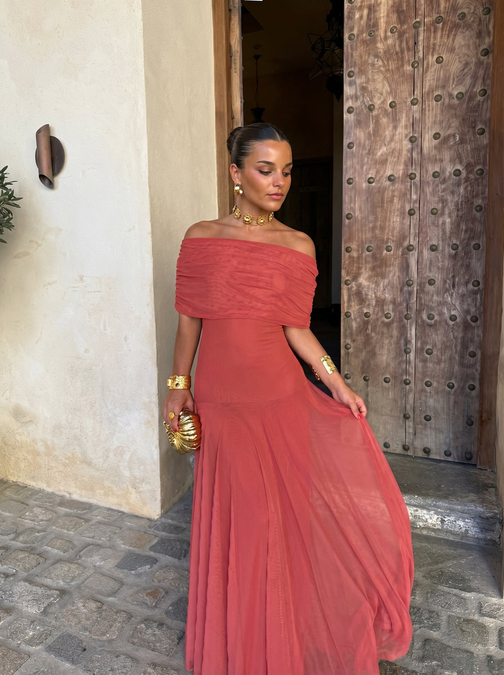 Arabella – Body-Skimming Elegant Midi Dress