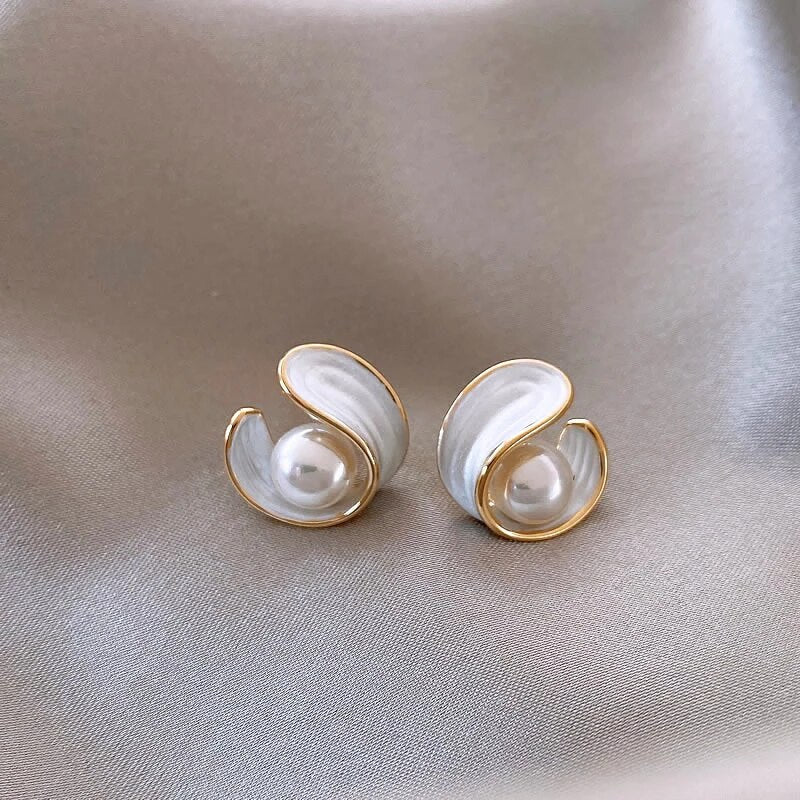 Pola - Classic Gold Pearl Stud Earrings