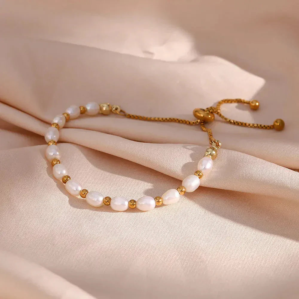 Patricia - Elegant Pearl and Gold Bracelet