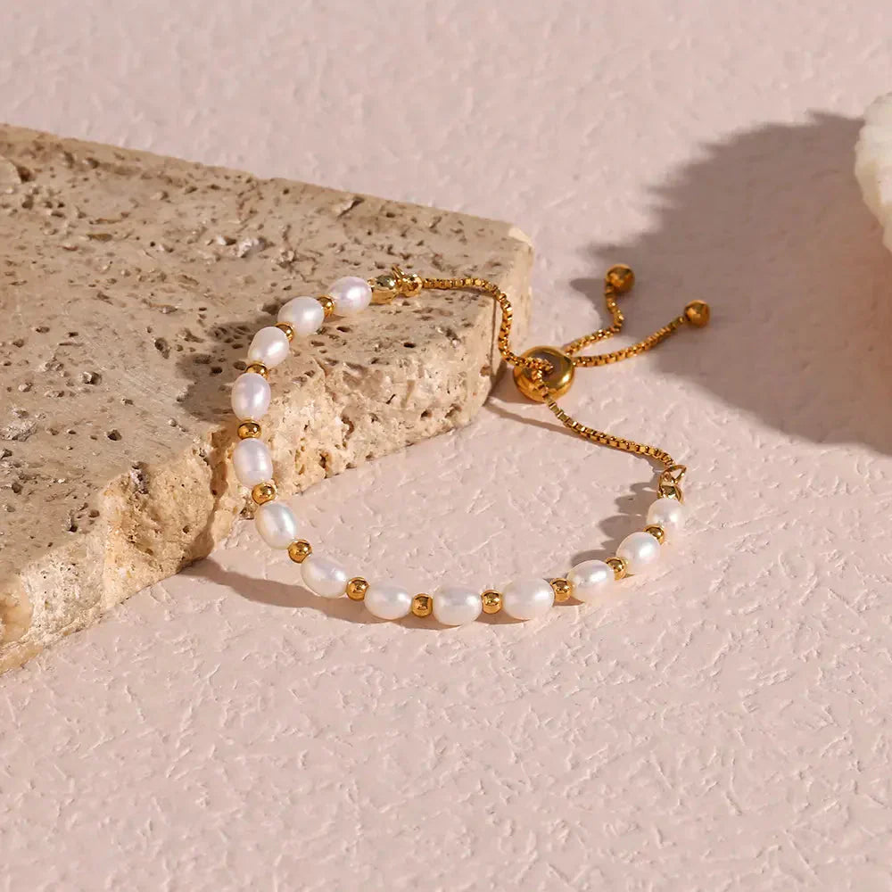 Patricia - Elegant Pearl and Gold Bracelet