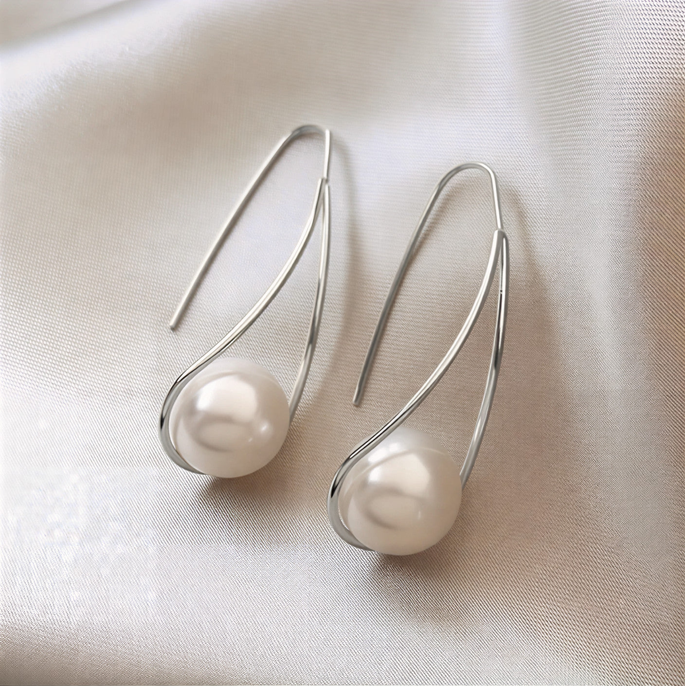 Reign - Elegant Pearl Mystic Earrings