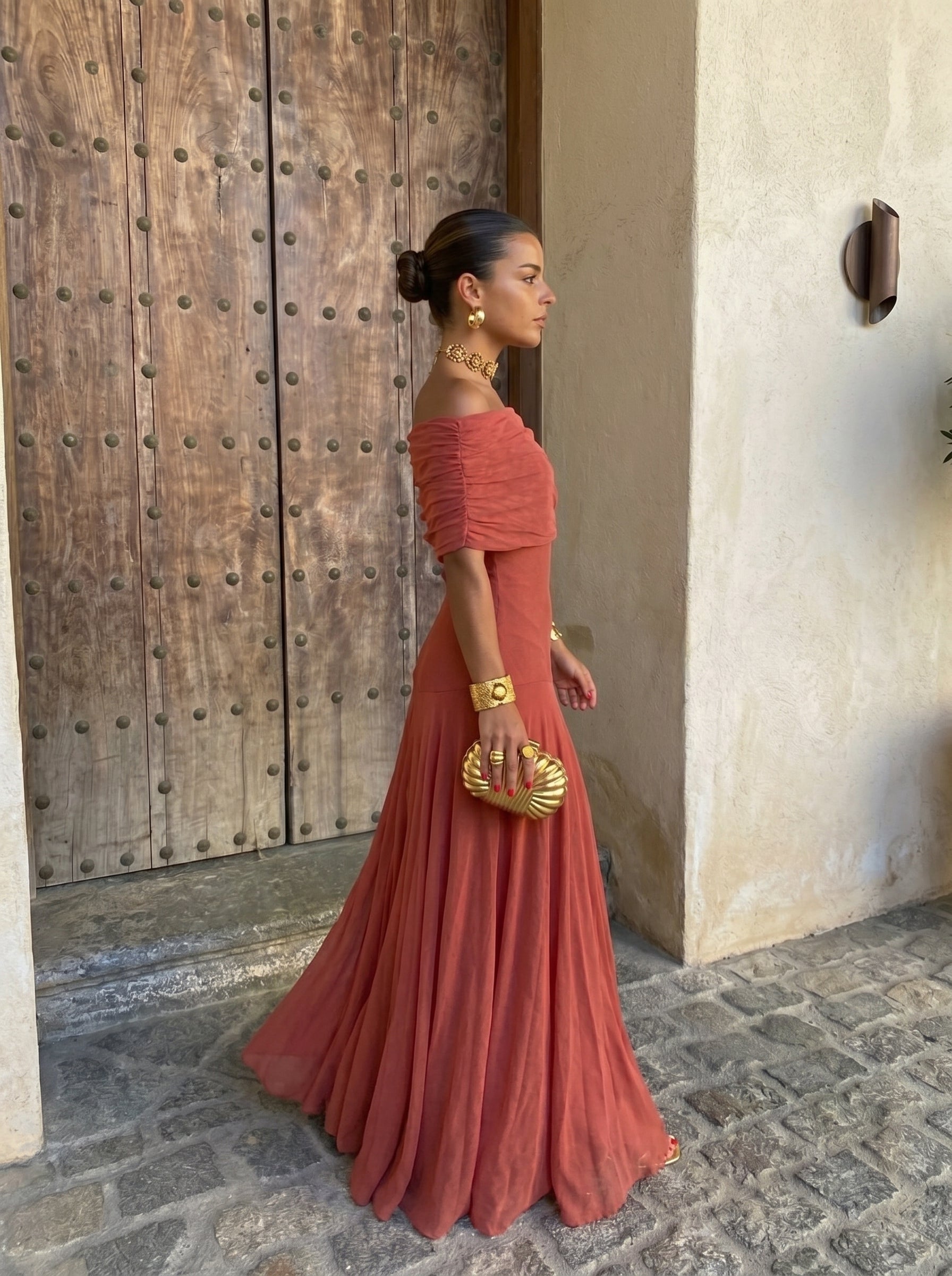 Arabella – Body-Skimming Elegant Midi Dress